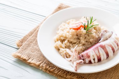 Kalamarlar veya ahtapot risotto