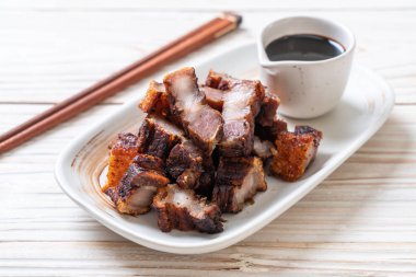 Fried çizgili domuz eti veya gevrek domuz eti veya derin kızarmış domuz eti