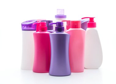 Beyaz arka plan üzerinde şampuan veya saç kremi şişe