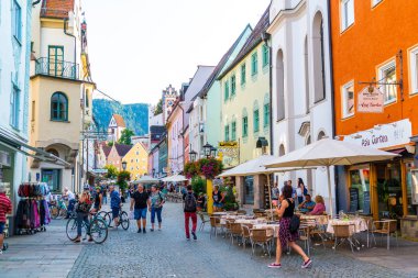 Fussen, Almanya - 28 Ağustos 2018: Street Cafe için eski Fussen