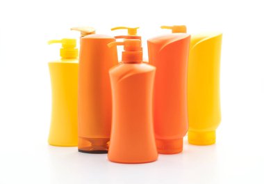 Beyaz arka plan üzerinde şampuan veya saç kremi şişe