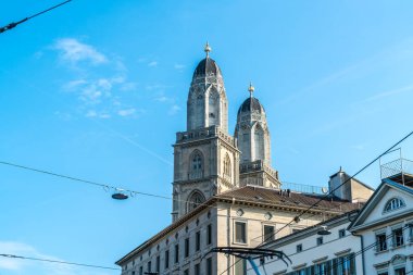 Zürih'teki ünlü grossmunster Kilisesi