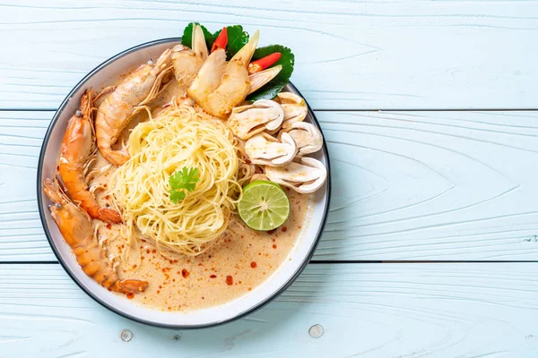 Pasta de espaguetis de camarones picantes (Tom Yum Goong ) — Foto de Stock