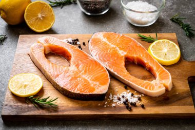 taze çiğ somon fileto biftek