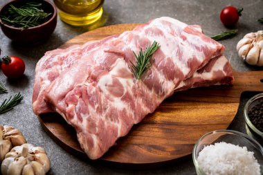 Taze çiğ domuz kaburgası. 