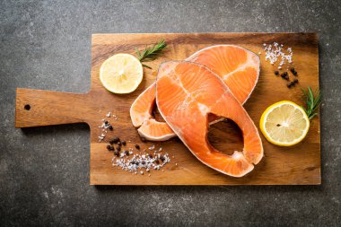 taze çiğ somon fileto biftek