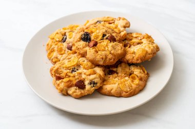 Mısır gevreği üzüm ve badem ile kurabiye