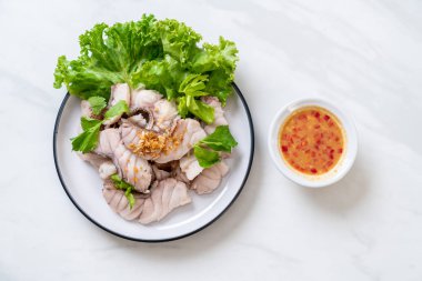 Haşlanmış balık dip sos ile