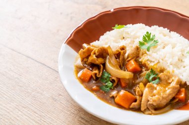 Japon köri pirinç dilimlenmiş domuz eti, havuç ve soğan ile