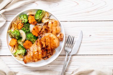 çukurunu tavuk göğsü biftek sebze ile