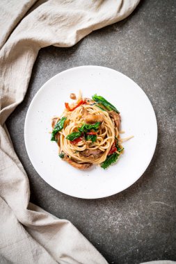 tavuk ve fesleğen ile karıştırın-kızarmış spagetti