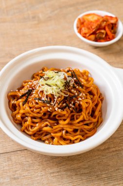 Kore sıcak ve baharatlı anlık noodle kimchi ile