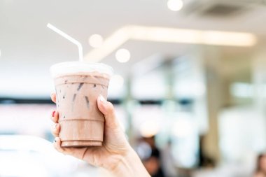 el buzlu belçika çikolatamilkshake fincan tutarak