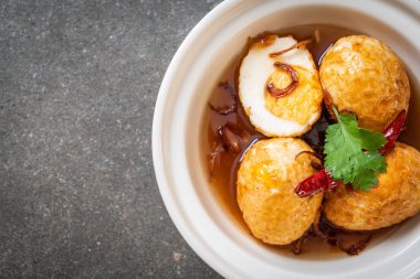 Haşlanmış yumurta demirhindi soslu kızarmış