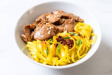 domuz eti ile Asya tavada kızartılmış erişte