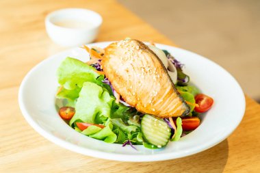 Kızarmış somon salata