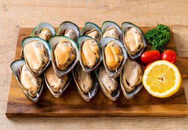 Ahşap tahta üzerinde taze midye