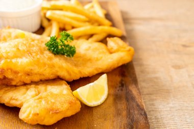 Kızartmalı balık ve patates kızartması.