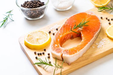 taze çiğ somon fileto biftek