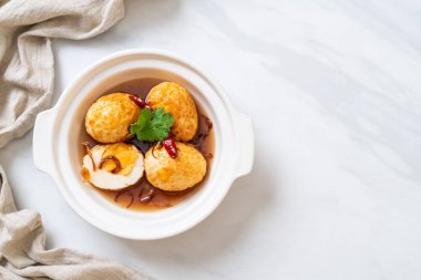 Haşlanmış yumurta demirhindi soslu kızarmış