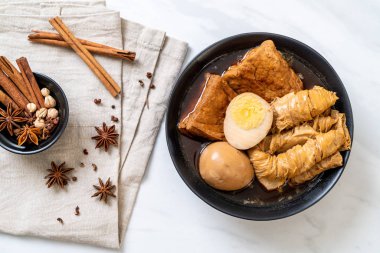 kahverengi sosu veya tatlı sos haşlanmış yumurta