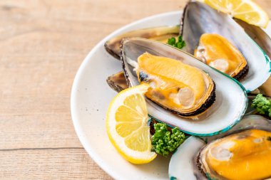 Limonlu ve maydanozlu midye