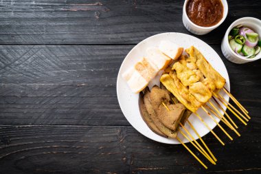 Fıstık sosu ve turşu ile domuz Satay cucumbe olan
