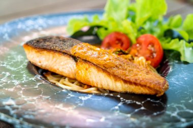 Kızarmış som balığı spagetti 