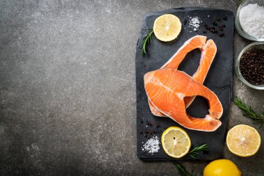 taze çiğ somon fileto biftek