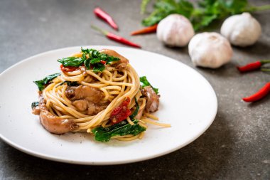 tavuk ve fesleğen ile karıştırın-kızarmış spagetti