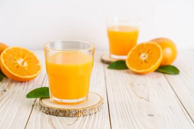 Ahşap arka plan üzerinde taze portakal suyu