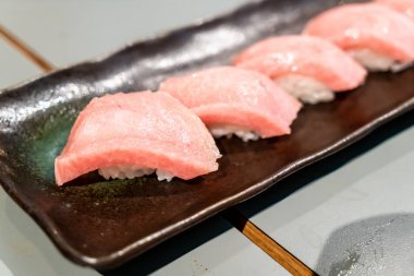 Tuna suşi veya Otoro suşi 
