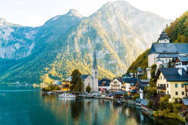 Avusturya Alpleri'nde Hallstatter gölde Hallstatt Köyü