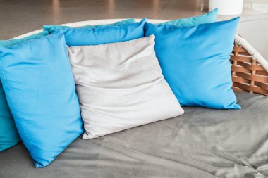 Kanepe açık verandada rahat yastık