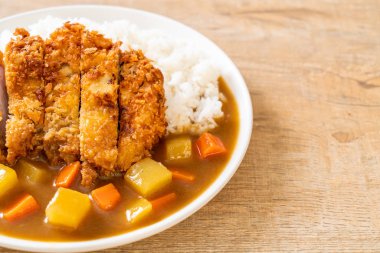 Çıtır çıtır kızarmış domuz pirzola köri ve pilav ile 