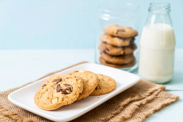 Biscoitos com chips de chocolate — Fotografia de Stock