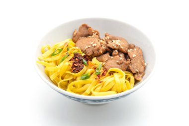 domuz eti ile Asya tavada kızartılmış erişte