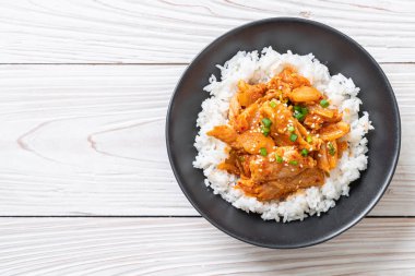 kimchi tepesinde pirinç ile tavada kızartılmış domuz eti 