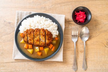 Çıtır çıtır kızarmış domuz pirzola köri ve pilav ile 