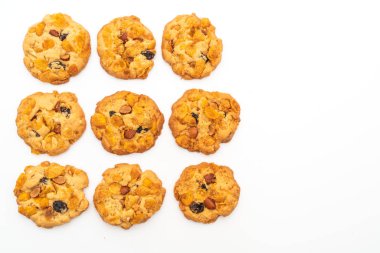 Mısır gevreği, kuru üzüm ve bademli ev yapımı kurabiyeler.