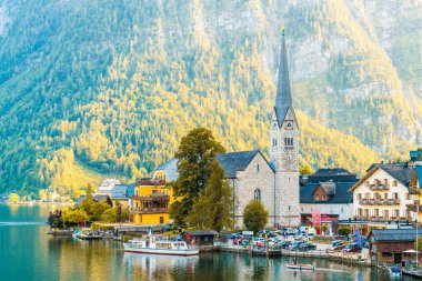 Avusturya Alpleri'nde Hallstatter gölde Hallstatt Köyü