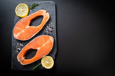 taze çiğ somon fileto biftek