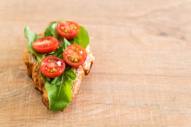 domates kruvasan sandviç