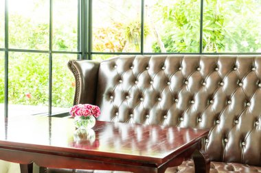 cafe restoranda masa ve kanepe