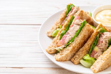 Ev yapımı ton balıklı sandviç 