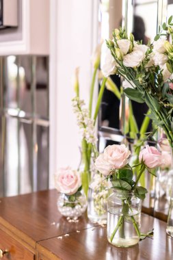 vazo da güzel gül çiçeği