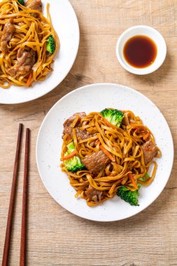 domuz ve sebze ile kızarmış erişte