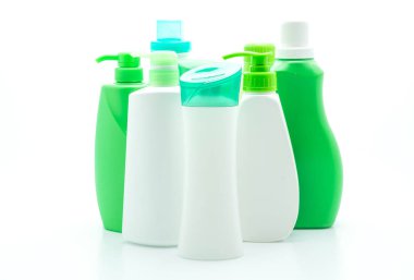 Beyaz arka plan üzerinde şampuan veya saç kremi şişe