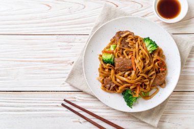 domuz ve sebze ile kızarmış erişte