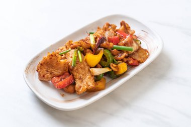 Cevizli kızarmış tavuk. 